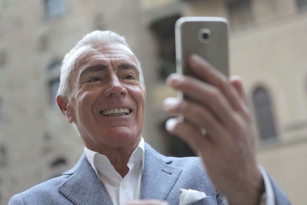 Ein Mann nutzt sein Smartphone.